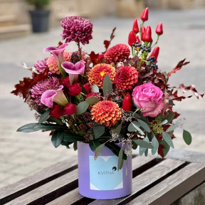 Яскрава коробка з квітами «Сливовий пиріг»