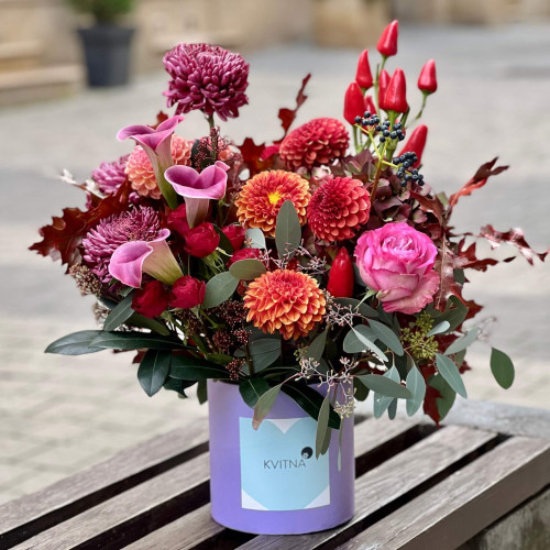 Яскрава коробка з квітами «Сливовий пиріг»