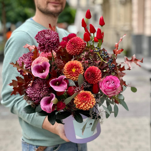 Яскрава коробка з квітами «Сливовий пиріг»