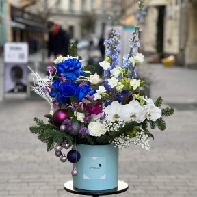 Яскрава композиція у коробці з синіми трояндами та фаленопсисом «Прованський вітраж»