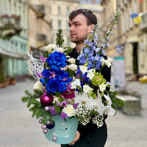 Яркая композиция в коробке с синими розами и фаленопсисом «Прованский витраж»