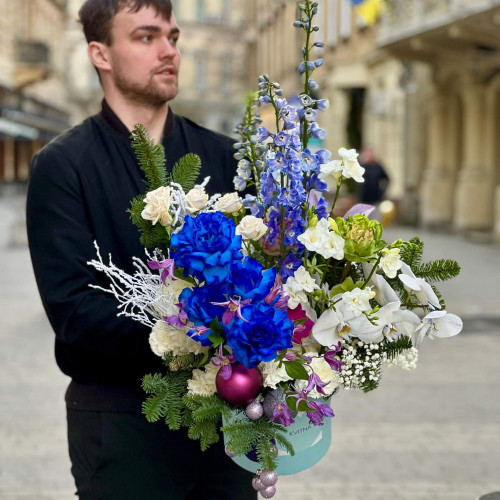 Яркая композиция в коробке с синими розами и фаленопсисом «Прованский витраж»