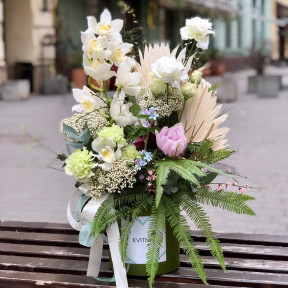 Світла пухнаста композиція з цимбідіумом, пальмою і озотамнусом «Тропічна роса»