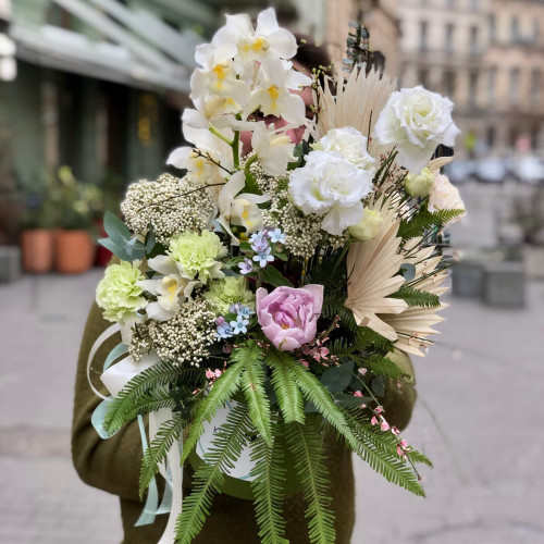 Светлая пушистая композиция с цимбидиумом, пальмой и озотамнусом «Тропическая роса»