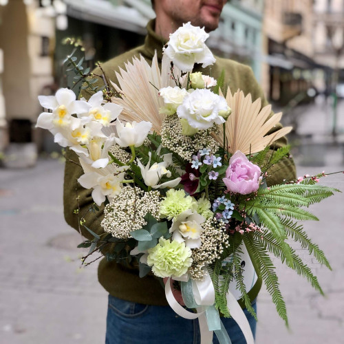 Светлая пушистая композиция с цимбидиумом, пальмой и озотамнусом «Тропическая роса»