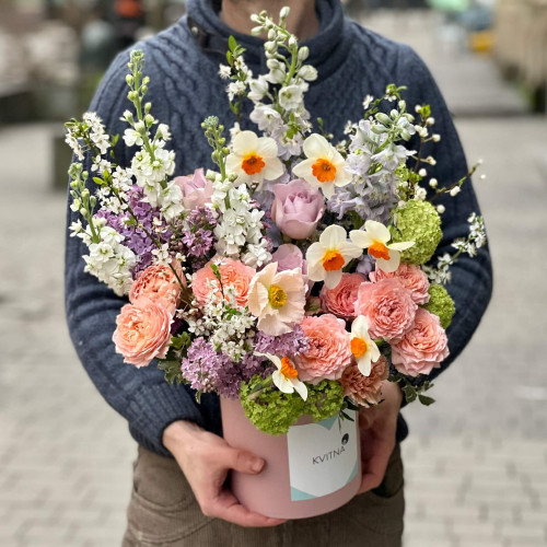 Квіти в коробці «Лагідний квітень»