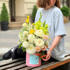 Квіти в коробці «Кремовий серпень»