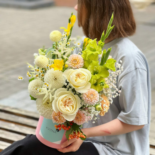 Квіти в коробці «Кремовий серпень»