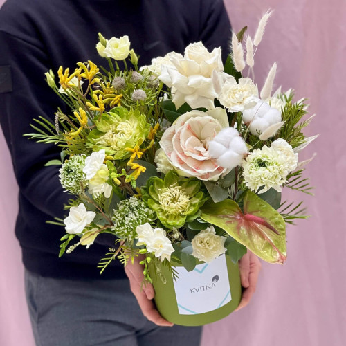 Композиция в коробке с амариллисом и ранункулюсами «Изумрудная зима»