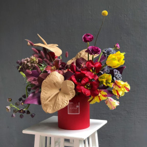 Яскрава коробка з квітами «Бурлеск»