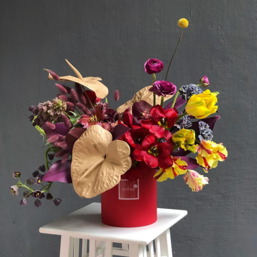 Яскрава коробка з квітами «Бурлеск»