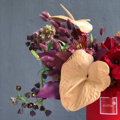 Яскрава коробка з квітами «Бурлеск»