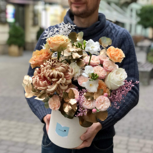 Изысканная композиция в коробке в тёплых цветах «Золотистый огонёк»