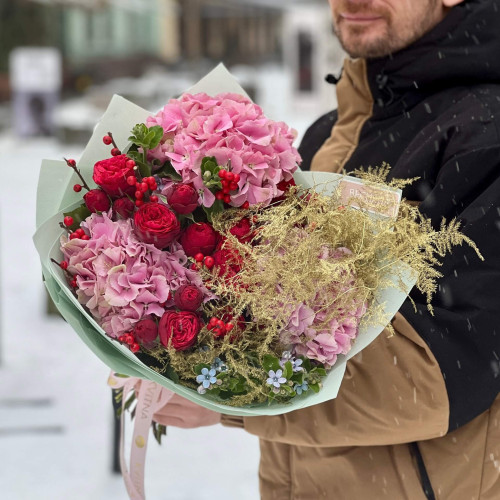 Роскошный букет с гортензиями и пионовидной розой Red Piano «Романтические ноты»