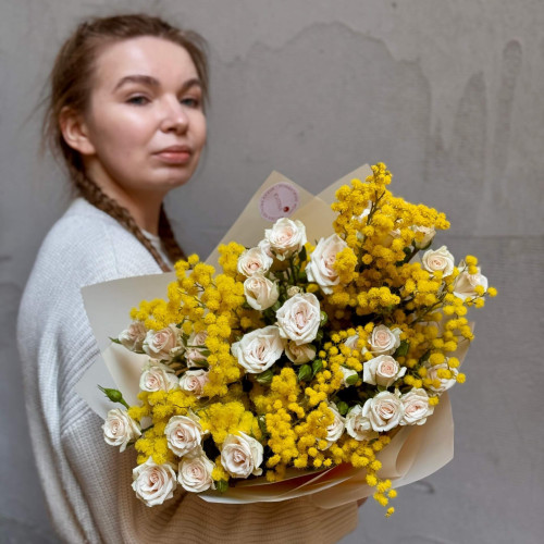 Ароматный букет с мимозой и кустовой розой Royal Porcelina «Фарфоровые цветы»
