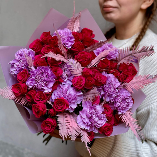 Bright bouquet with dianthus and spray roses «Interesting Accent»