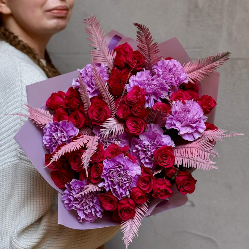 Bright bouquet with dianthus and spray roses «Interesting Accent»