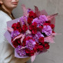 Bright bouquet with dianthus and spray roses «Interesting Accent»