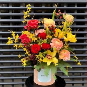 Яскрава весняна композиція у коробці «Ода Сонцю»