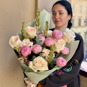 Ніжний букет з парфумованою трояндою та півоніями «Мрія принцеси»