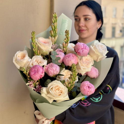 Ніжний букет з парфумованою трояндою та півоніями «Мрія принцеси»