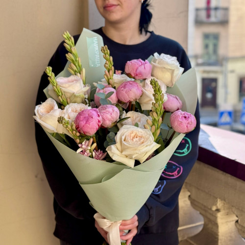 Ніжний букет з парфумованою трояндою та півоніями «Мрія принцеси»