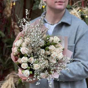 Ніжний букет із кущової троянди та геністи «Тендітна Тетяна»