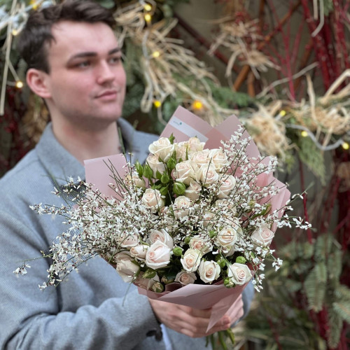 Нежный букет из кустовой розы и генисты «Нежная Татьяна»