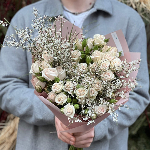 Нежный букет из кустовой розы и генисты «Нежная Татьяна»