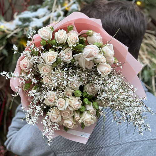 Нежный букет из кустовой розы и генисты «Нежная Татьяна»