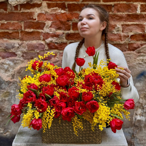 Роскошная композиция в корзине из мимози и пионовидных тюльпанов «Танго в Сорренто»