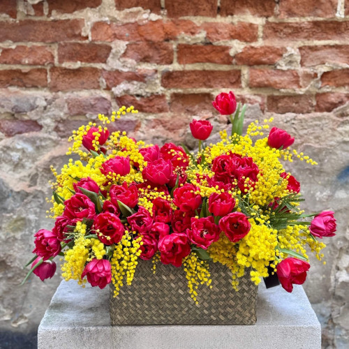 Роскошная композиция в корзине из мимози и пионовидных тюльпанов «Танго в Сорренто»