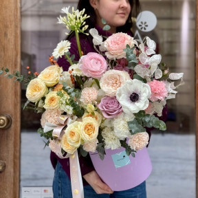 Акварельна композиція у коробці з анемонами та піоновидними трояндами «Натхнення художника»