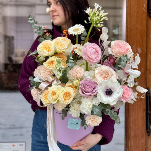 Акварельна композиція у коробці з анемонами та піоновидними трояндами «Натхнення художника»