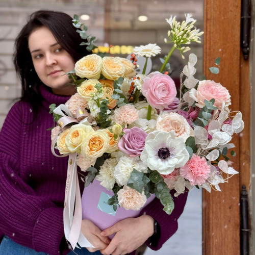 Акварельна композиція у коробці з анемонами та піоновидними трояндами «Натхнення художника»