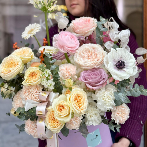 Акварельна композиція у коробці з анемонами та піоновидними трояндами «Натхнення художника»