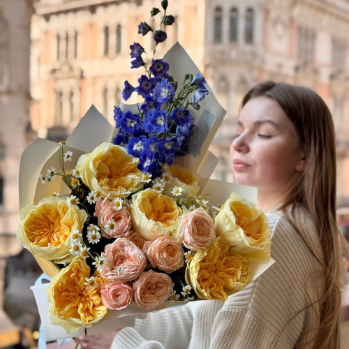 Яскравий збірний букет з трояндою Antonia «Румʼяна закоханість»