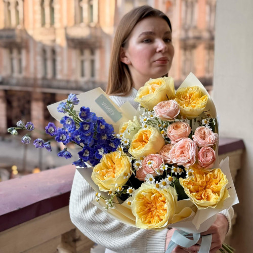 Яскравий збірний букет з трояндою Antonia «Румʼяна закоханість»