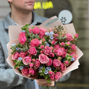 Милий букет із кущової піоновидної троянди «Яскрава Тетянка»