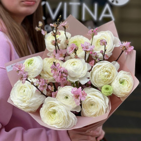 Світлий букет з ранункулюсами «Білий шовк»