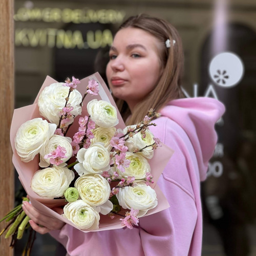 Світлий букет з ранункулюсами «Білий шовк»