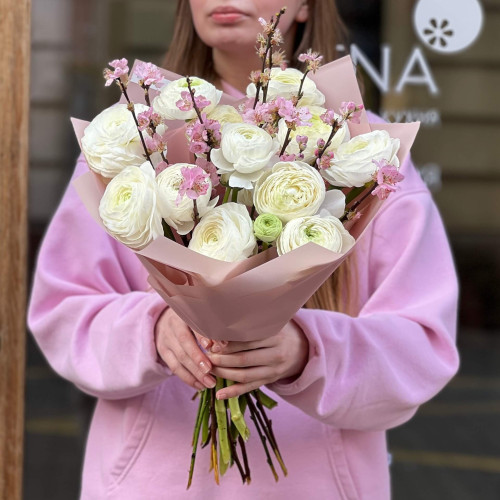 Світлий букет з ранункулюсами «Білий шовк»