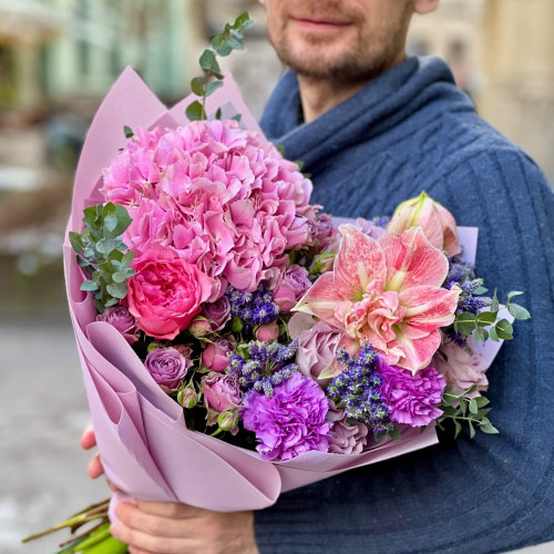 Романтичний букет з рожевим амарилісом «Фіалкова вуаль»