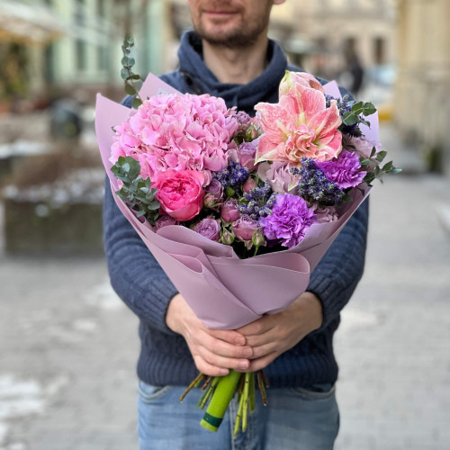 Романтичний букет з рожевим амарилісом «Фіалкова вуаль»