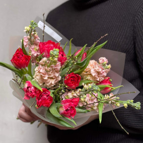 Яскравий букет з піоновидними тюльпанами та матіолою «Солодкий мокко»