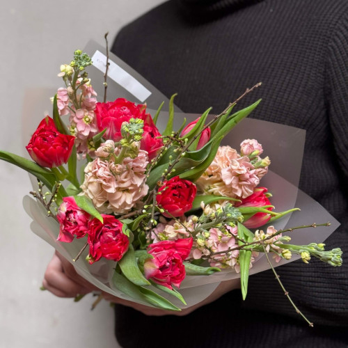 Яскравий букет з піоновидними тюльпанами та матіолою «Солодкий мокко»