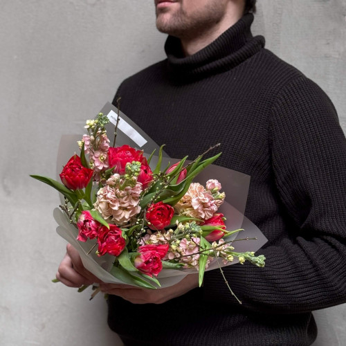 Яскравий букет з піоновидними тюльпанами та матіолою «Солодкий мокко»