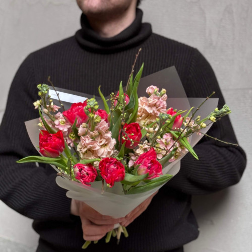 Яскравий букет з піоновидними тюльпанами та матіолою «Солодкий мокко»