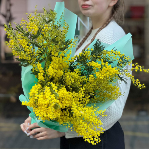 7 гілок ароматної пухнастої мімози у букеті «Італійське сонце»