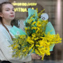 7 гілок ароматної пухнастої мімози у букеті «Італійське сонце»